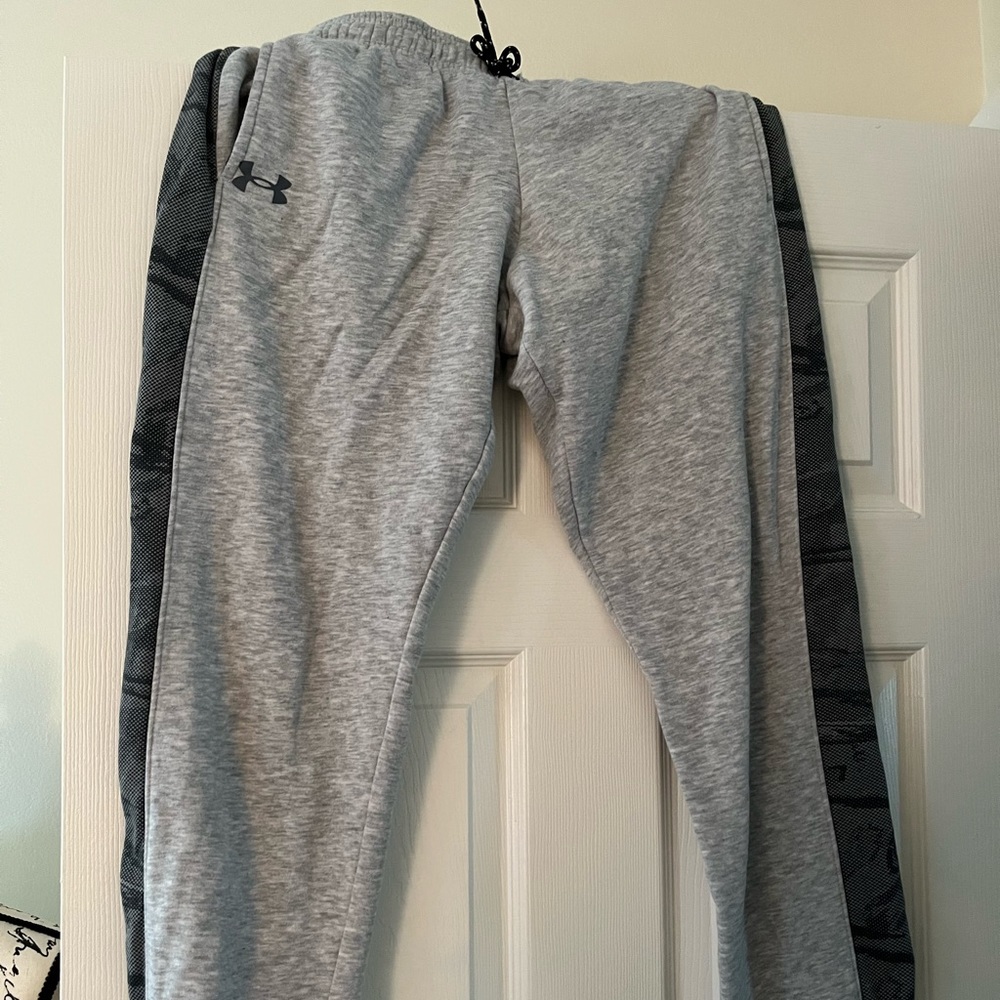 Under Armour Youth XL sweatpants heather gray with pattterned stripe